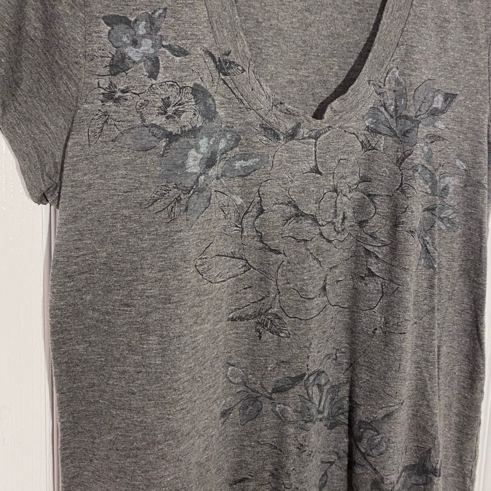 Y2K Lucky Brand Monochrome Floral Graphic V-Neck Tee Heather Gray Medium - Picture 3 of 6